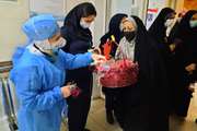 بسیج خواهران حوزه دانش‌آموزی منطقه ۱۷ با اهدای گل و انار در شب یلدا از کارکنان بخش‌های مختلف بیمارستان ضیائیان قدردانی کرد